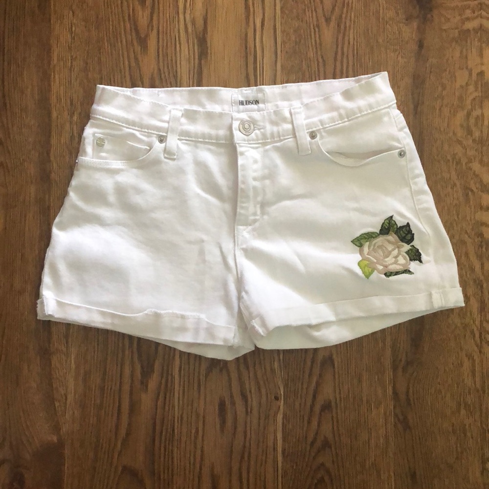 White flower patched shorts